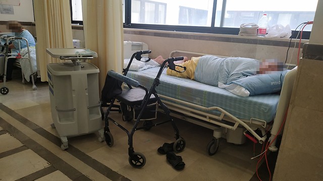 Patient in a hospital bed in a corridor (Photo: Shaul Golan) Over crowding in hospitals