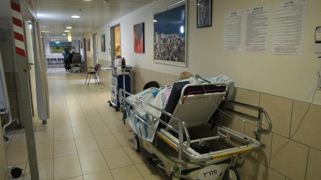 A patient being cared for in the corridor due to overcrowding in internal medicine wards (Photo: Shamir Elbza) A patient being cared for in the corridor due to overcrowding in internal medicine wards