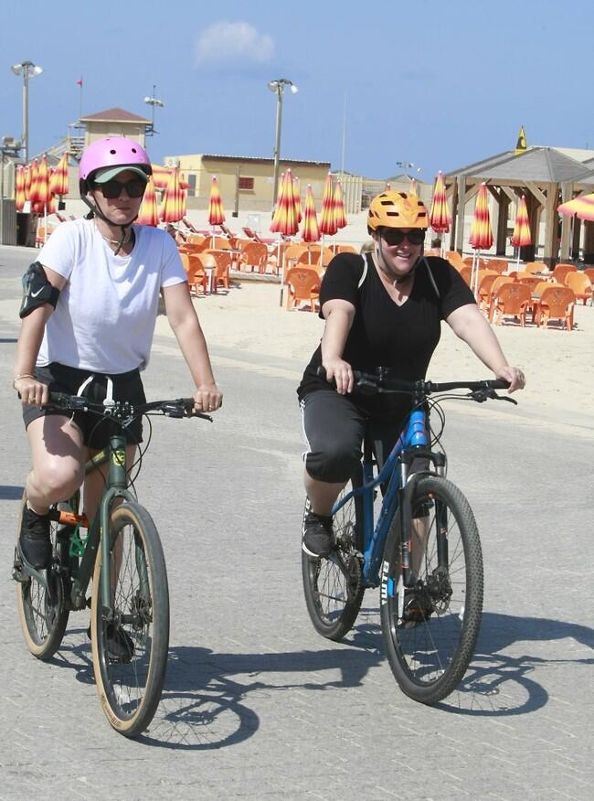 קורעת את הטיילת