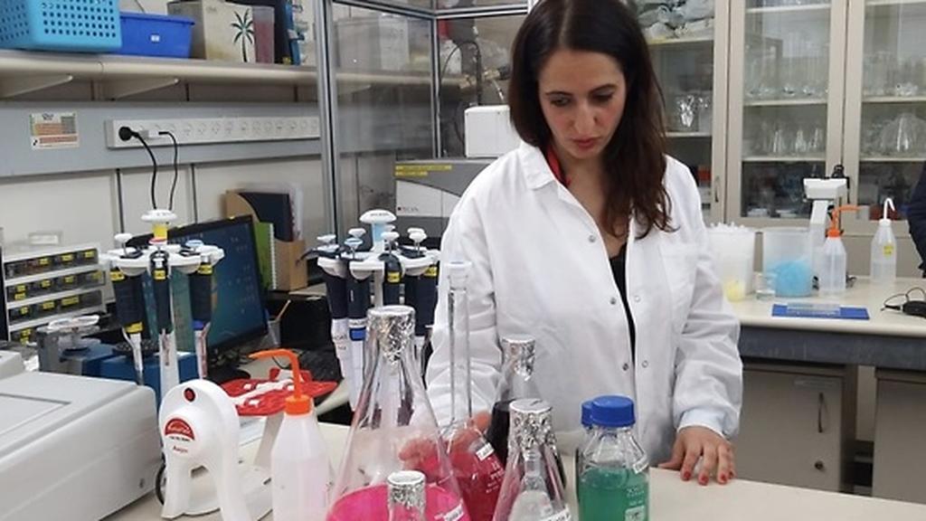 Prof. Hadas Mamane of Tel Aviv University (Photo: Vered Cohen-Yaniv) פרופ' הדס ממן במעבדה