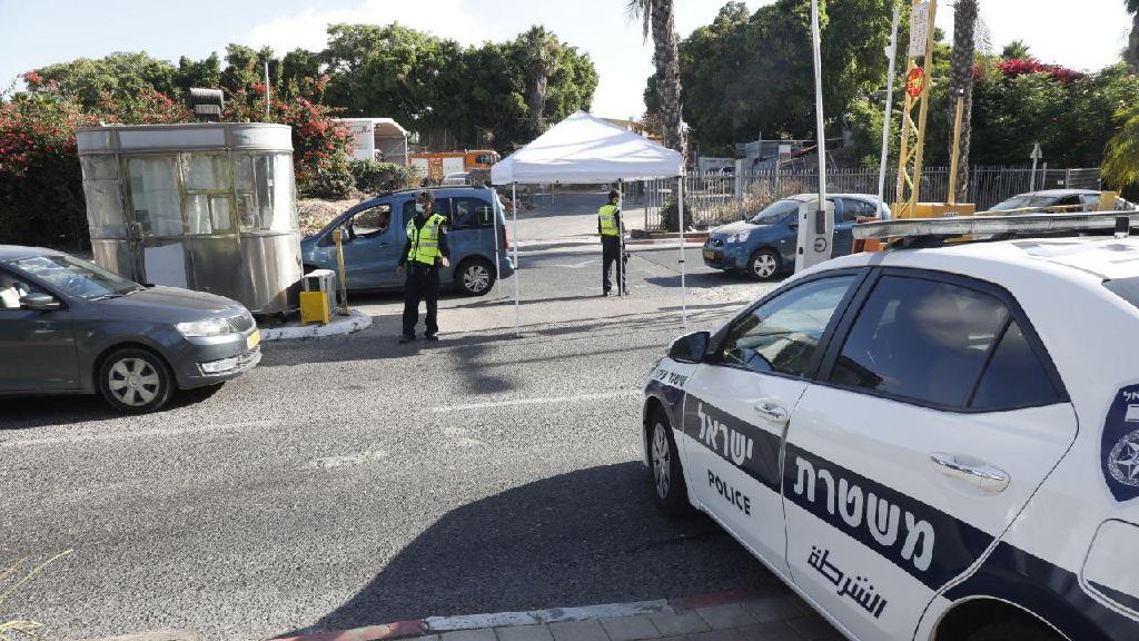 שוטרים בכניסה לעיר אלעד. השרים יכריזו עליה אדומה? (צילום: שאול גולן) העיר אלעד