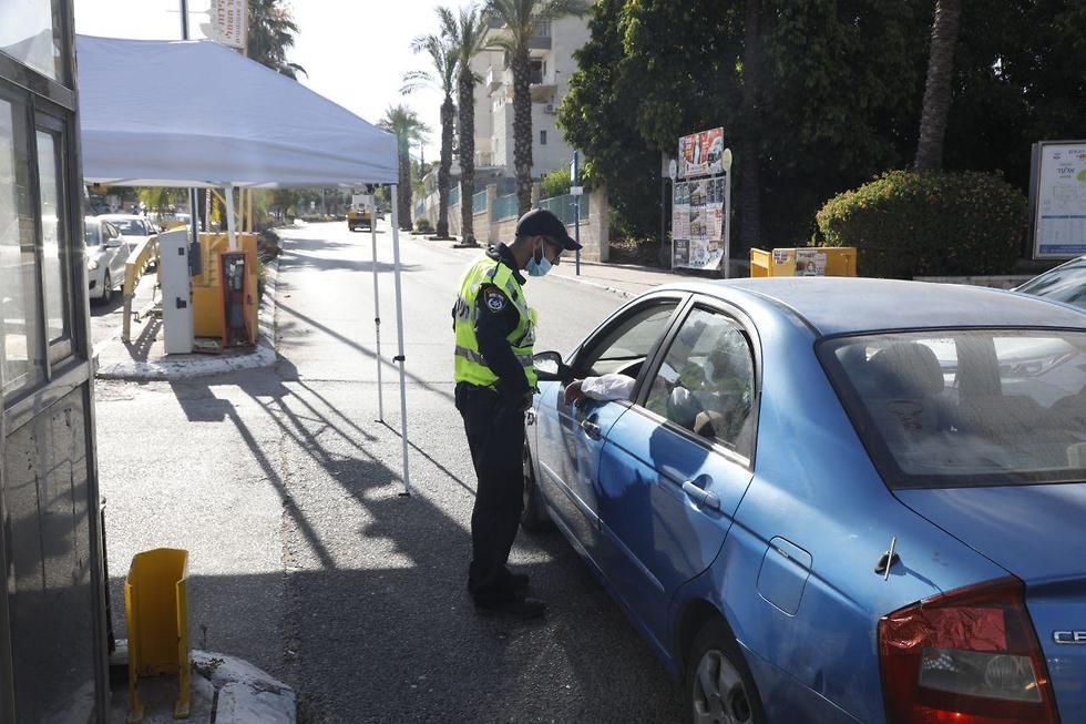 "במגזר החרדי יש התפרצות, יש חשש שאולי קשורה למוטציה". מחסום משטרתי באלעד (צילום: שאול גולן) העיר אלעד