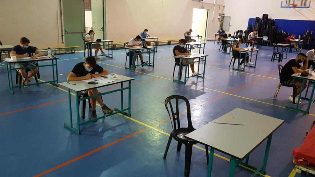 ארכיון. תלמיד אחד בשולחן (צילום: שוש גרג'י) תלמידי מגמת הפיזיקה