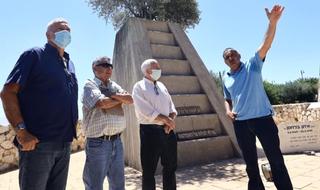 ירון בלחסן, אלון שוסטר, קלוד בלחסן, בני בן מובחר, באנדרטה
