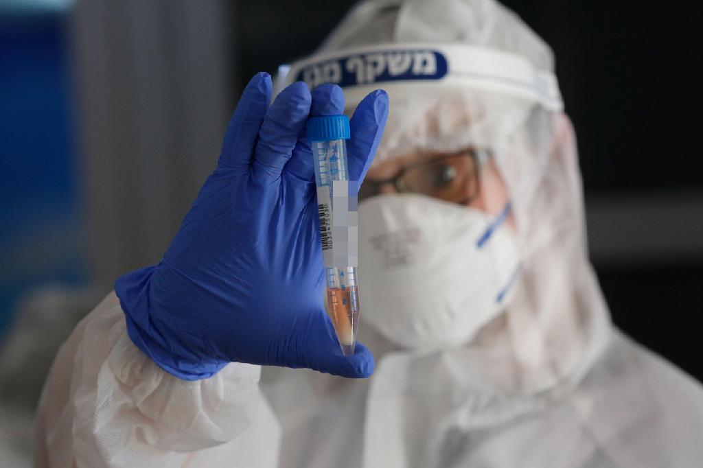 בדיקות קורונה ברחובות. ארכיון (צילום: AFP) מעבדה של נגיף הקורונה ברחובות