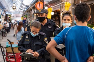 אזרחים מקבלים דוחות על אי חבישת מסכה