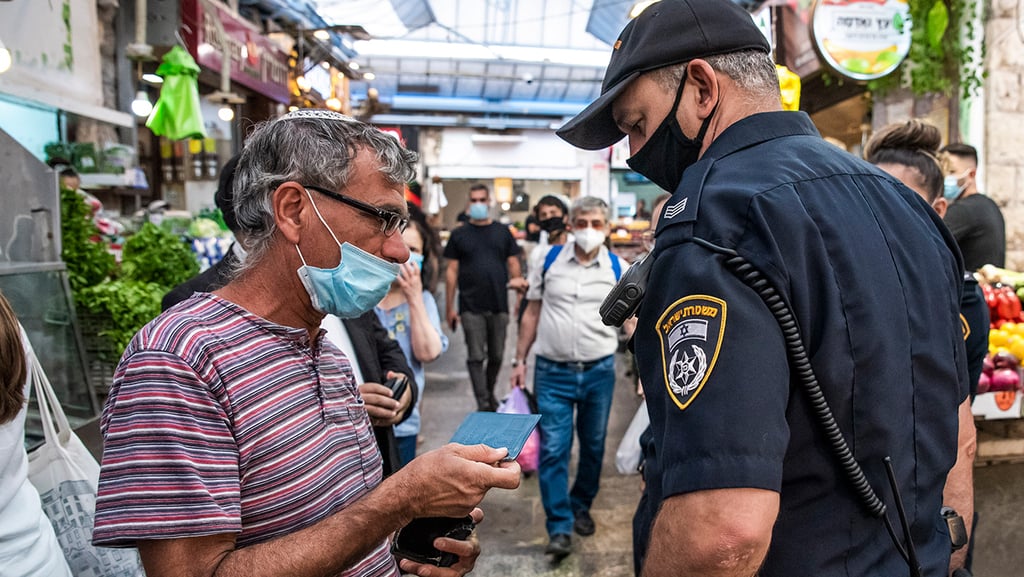 Mask mandate being enforced in Jerusalem at the onset of the pandemic אכיפה לבישת מסכה