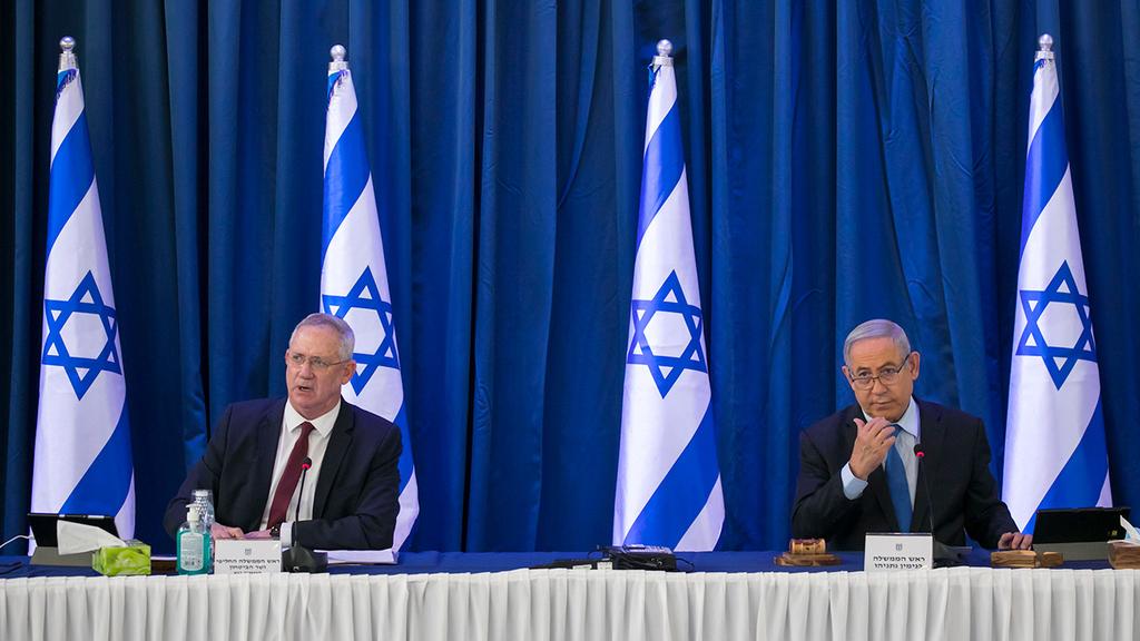 שינו את החלטתם. נתניהו וגנץ (צילום: אוליבייה פיטוסי) ישיבת ממשלה