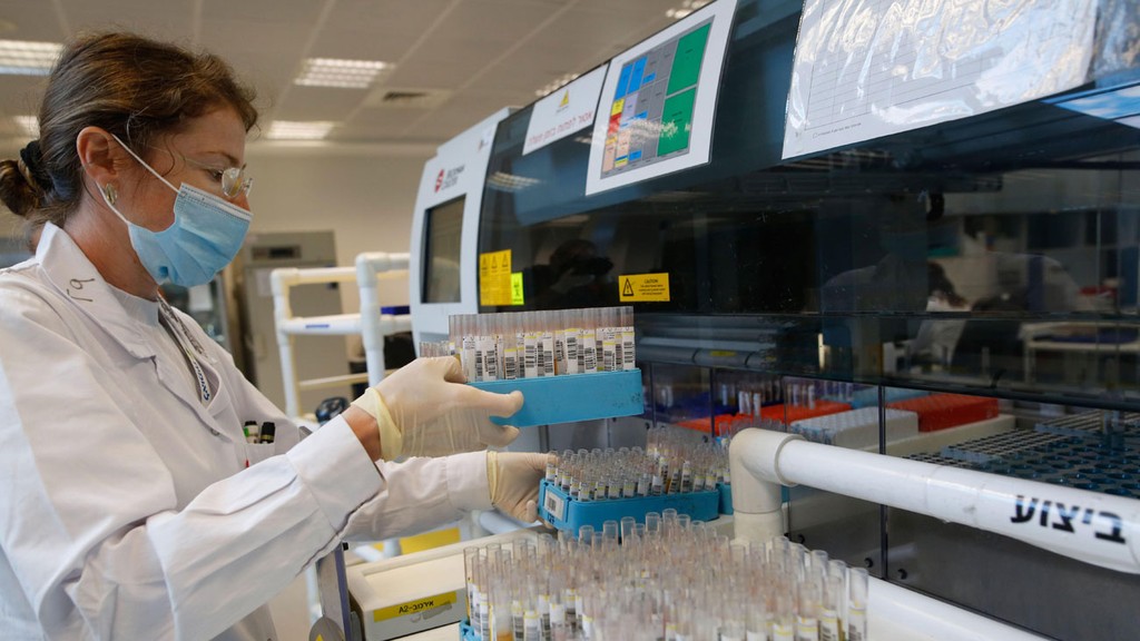 A coronavirus testing lab near Tel Aviv (Photo: AFP) מעבדה בדיקה בדיקות קורונה קופת חולים לאומית אור יהודה