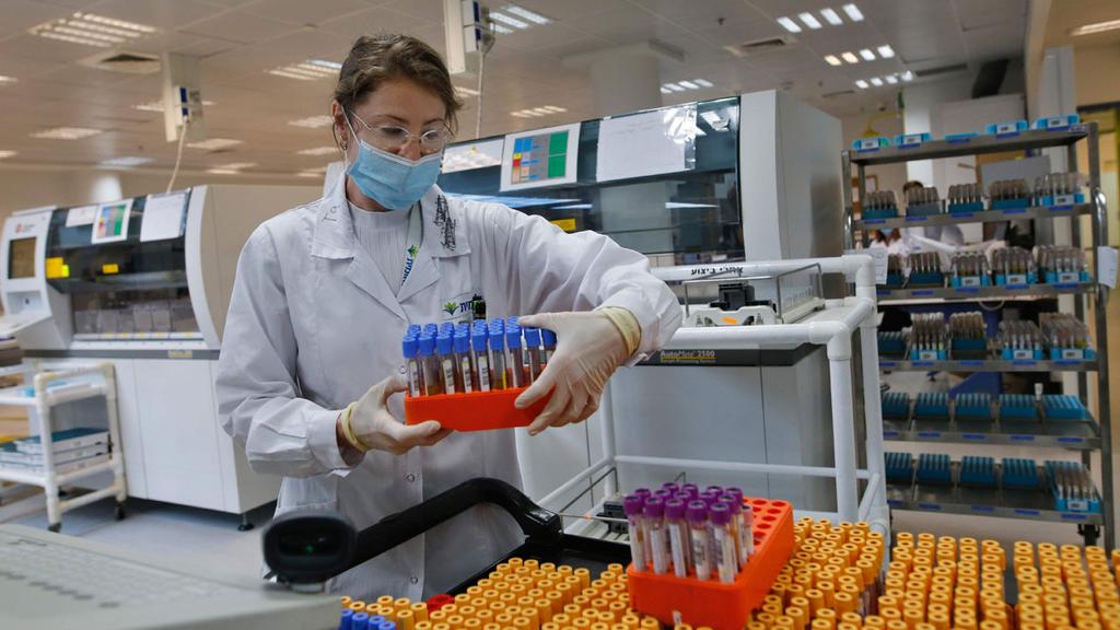 A coronavirus testing lab in Or Yehuda (Photo: AFP) מעבדה בדיקה בדיקות קורונה קופת חולים לאומית אור יהודה
