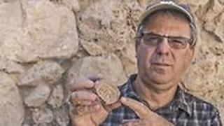 פרופ' יובל גדות מאוניברסיטת תל אביב עם החותם
