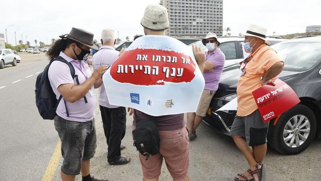 "התיירות ספגה מכה אנושה". הפגנת הענף (צילום: שאול גולן) שיירת מפגינים בהפגנת ענף התיירות