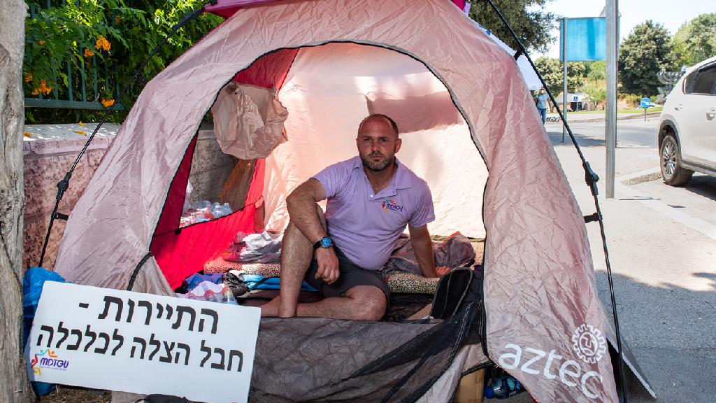 An Israeli tour guide protests over the lack of support for tourism industry professionals during the pamdemic (Photo: Shalev Shalom) פיטר גוחבט, מורה דרך- שובת רעב בגלל מצב ענף התיירות