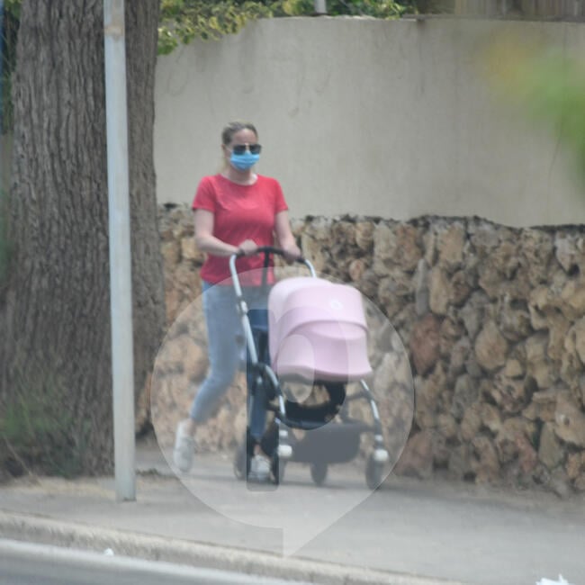 נראית רגועה דווקא. טלי מורנו והבייבי שי-לי
