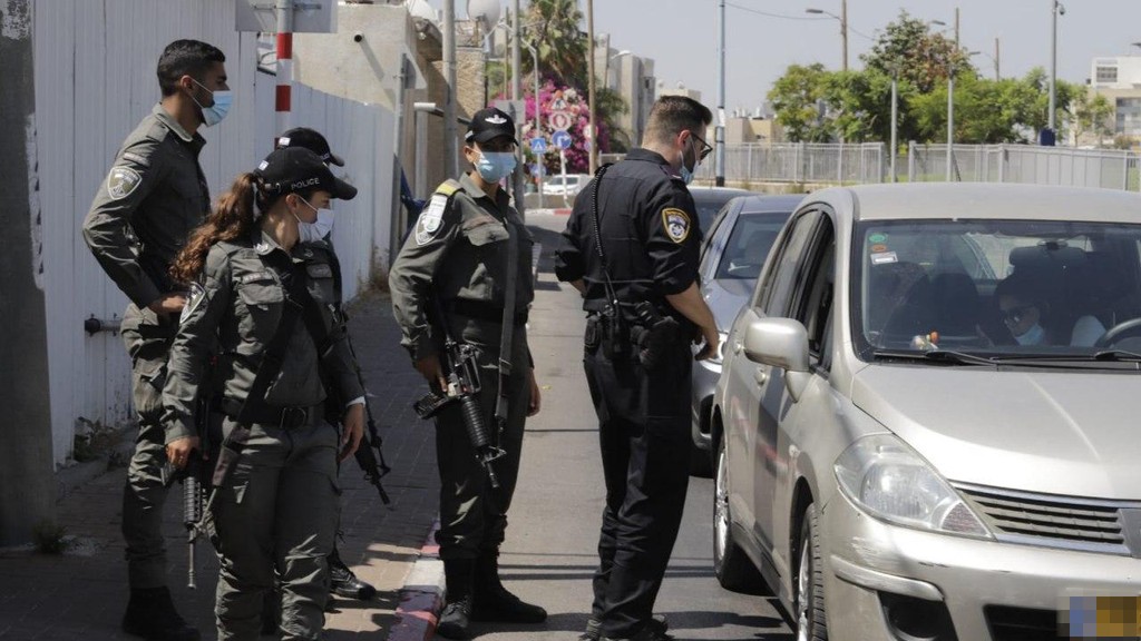 Police officers enforce a closure in Lod imposed to curb the spread of the virus in the central city (Photo: TPS) מחסומים והגבלות בעיר לוד