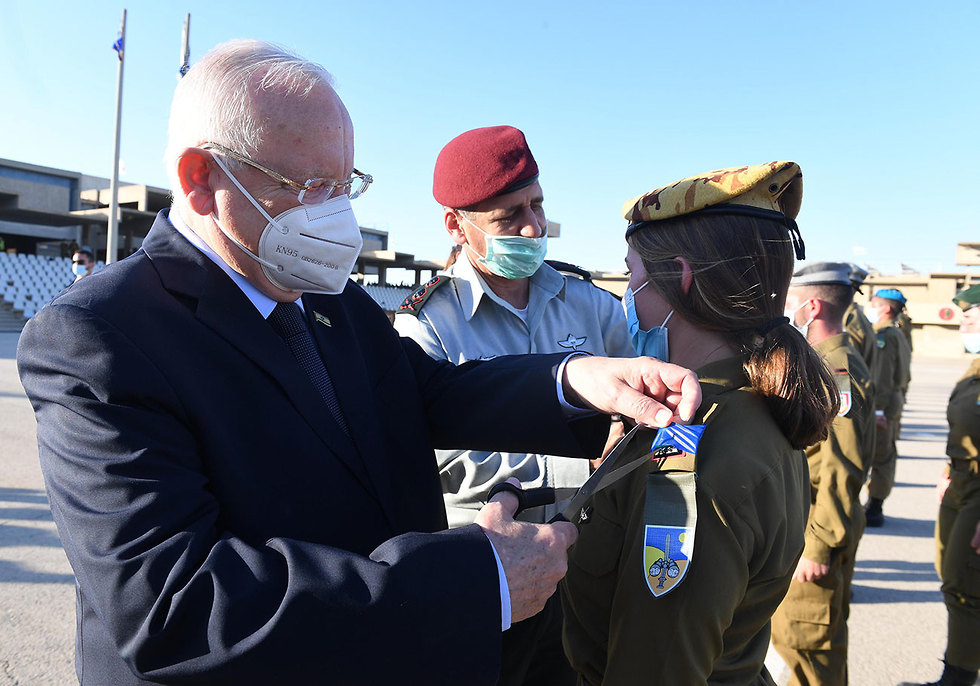 President Reuven Rivlin attends a ceremony for newly graduated IDF officers (Photo: GPO) ראובן ריבלין מעניק את דרגות הקצונה לבקי ממן בטקס סיום קורס הקצינים