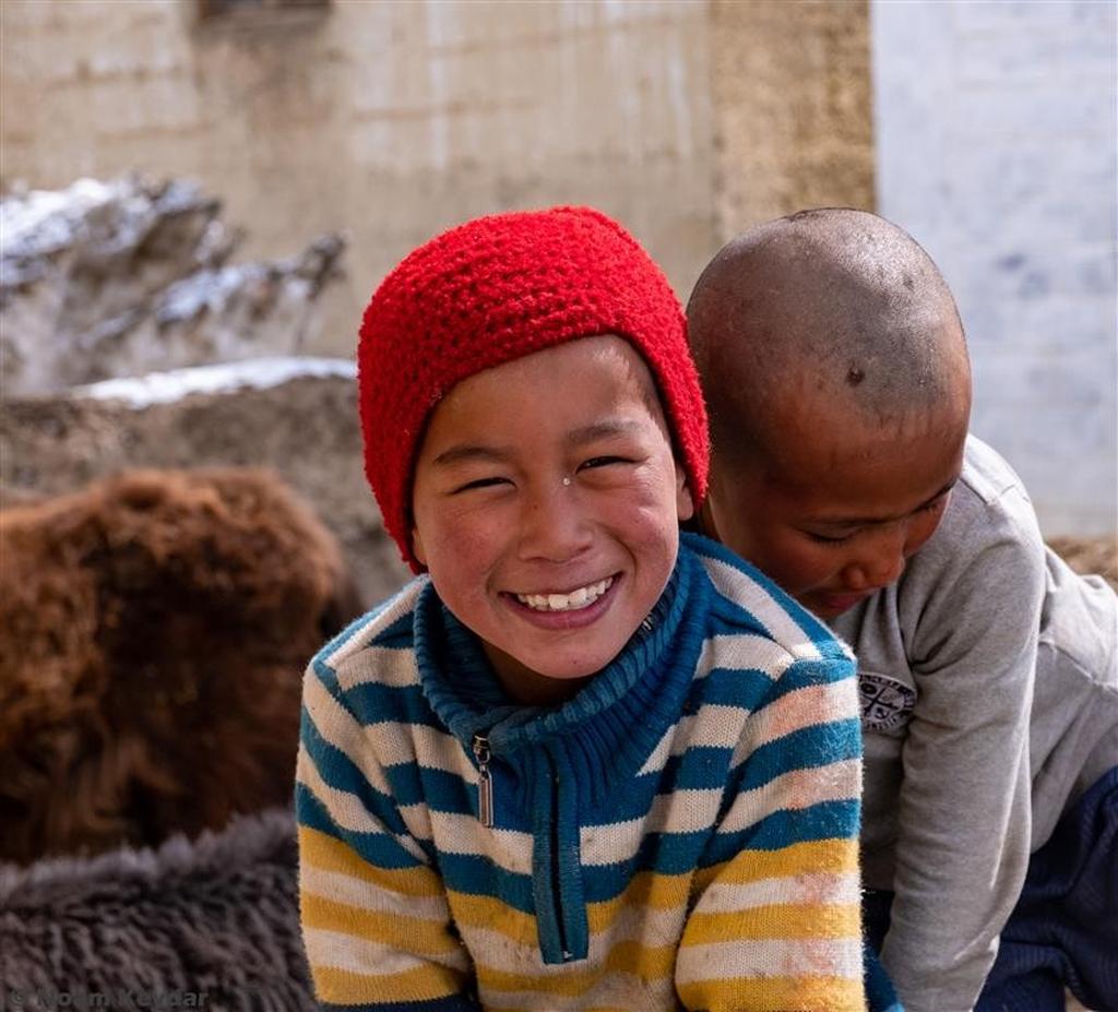 ילדים מקומיים בכפר קיבר