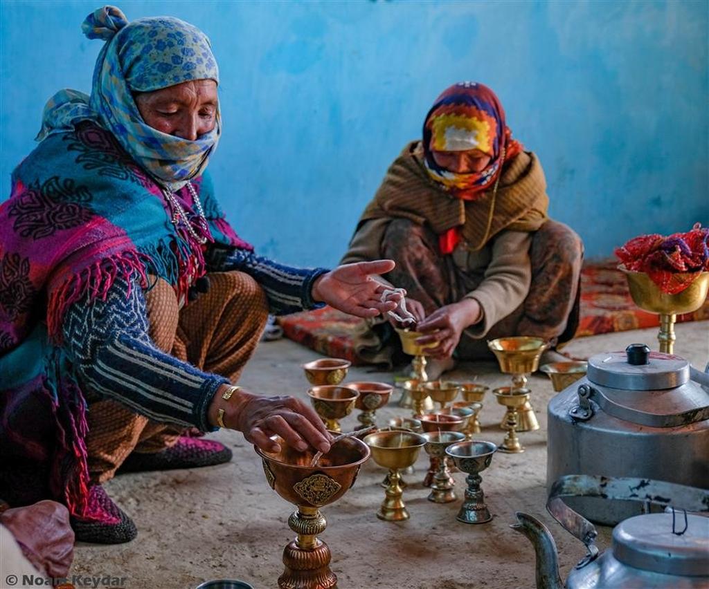 נשים מכינות נרות לטקס הבודהיסטי