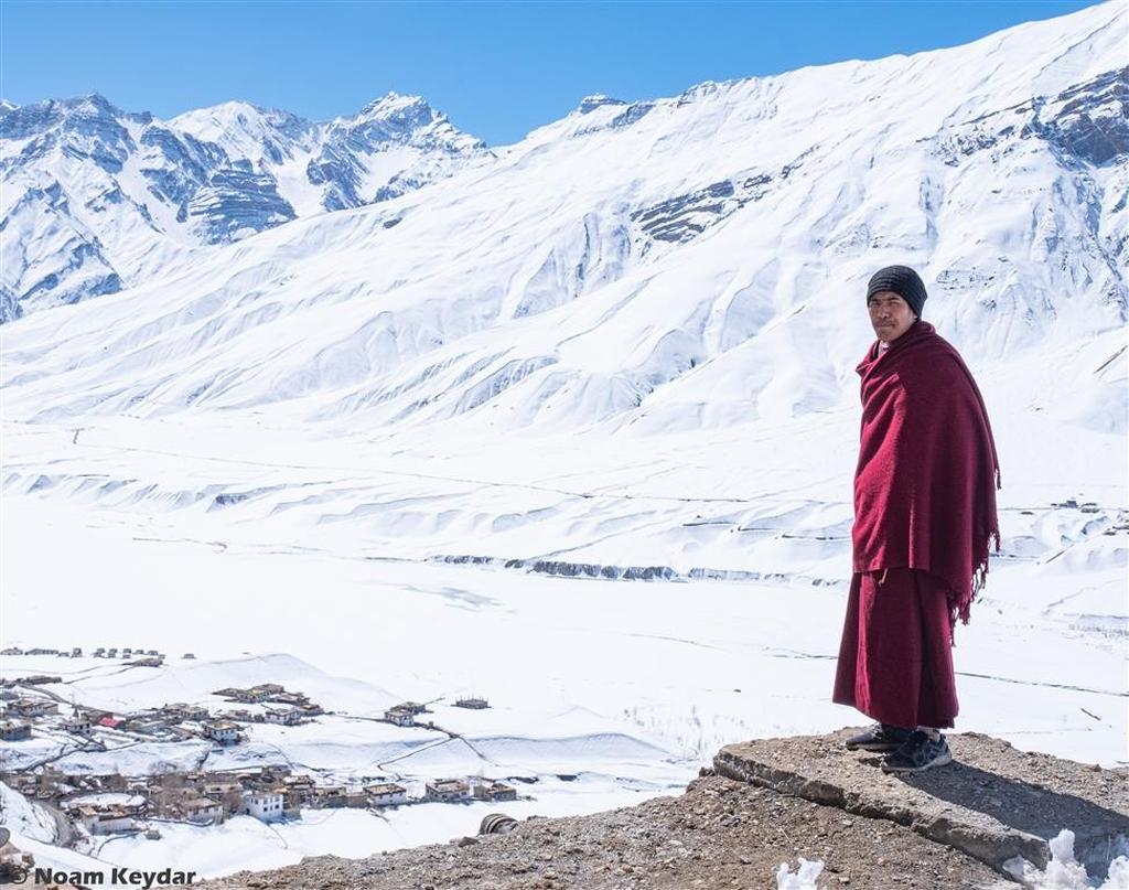 נזיר בודהיסטי מתבודד מעל העמק