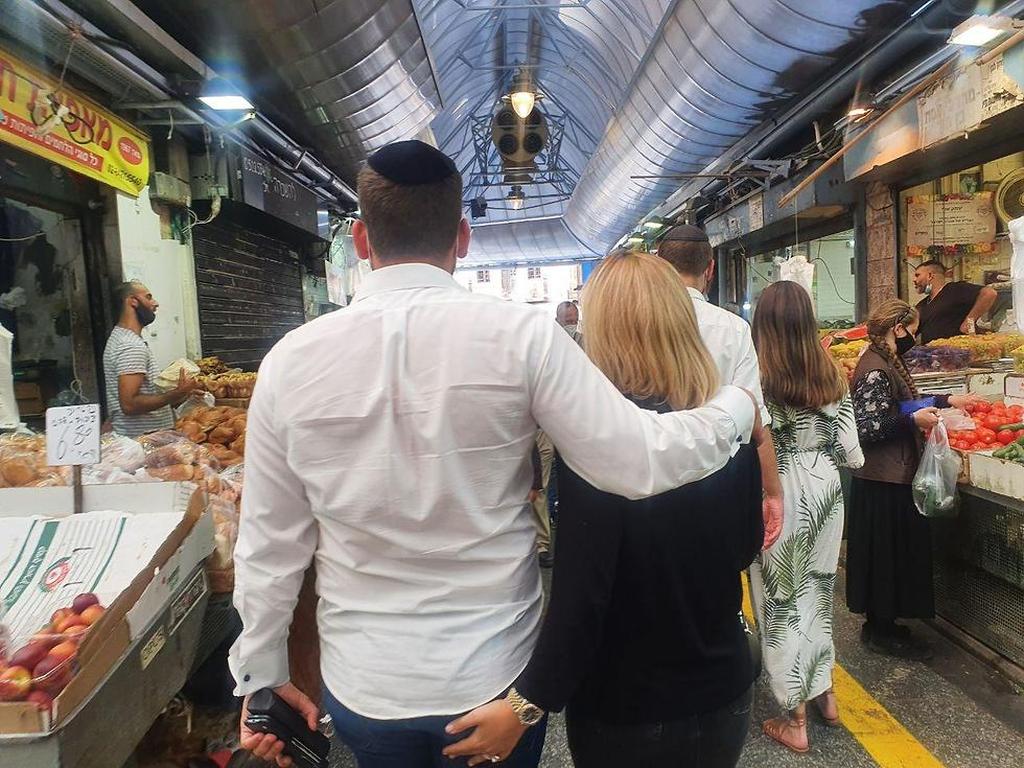 צועדים בשוק מחנה יהודה. זינוק בתחלואה בירושלים (צילום: משה מזרחי ) שוק מחנה יהודה