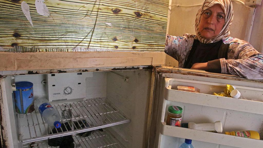 צילום: AFP לבנון לבנונים מצטלמים ליד מקרר ריק שלהם משבר כלכלי