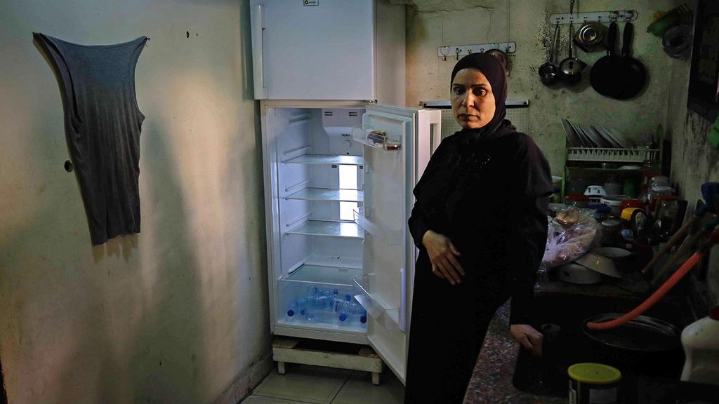 צילום: AFP לבנון לבנונים מצטלמים ליד מקרר ריק שלהם משבר כלכלי