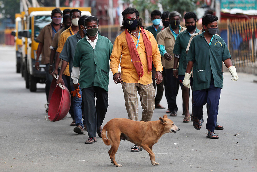 עם מסכות בהודו. "הראיות לא מוחלטות, צריך לבחון אותן" (צילום: AP) הודו נגיף קורונה מסכות