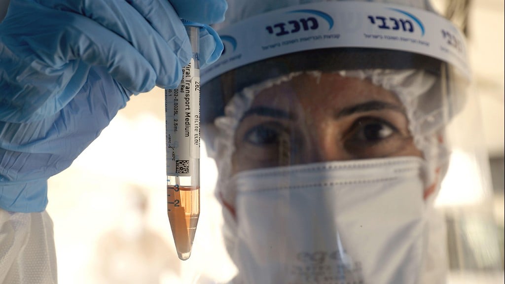 בהתאם למספר הבדיקות - רק 763 מאובחנים בשבת (צילום: AFP) בדיקות קורונה ברמת השרון