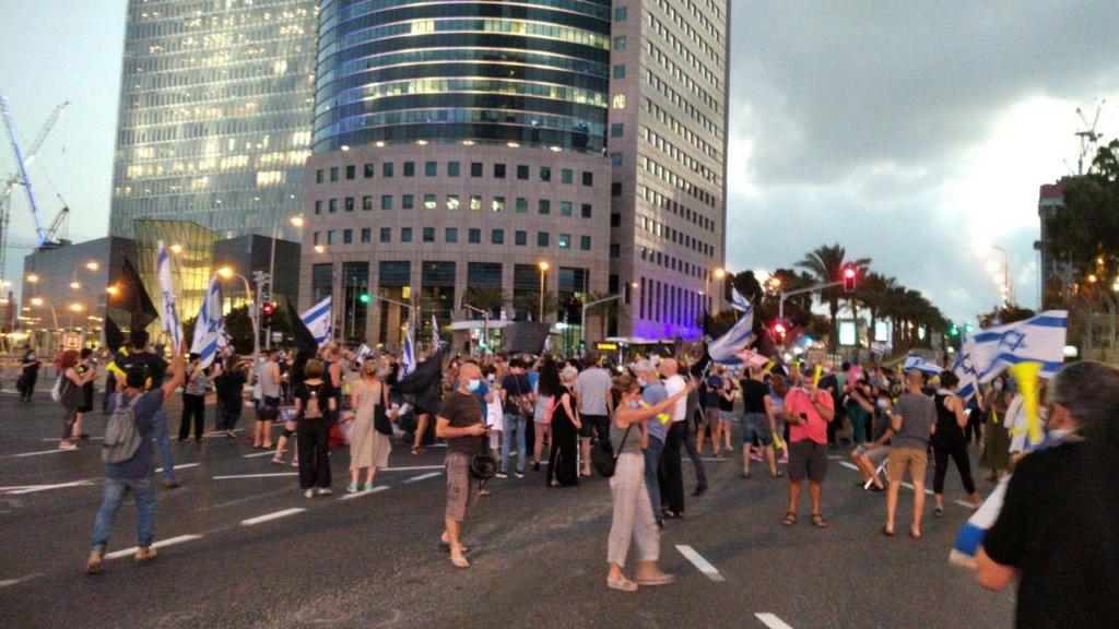 הפגנת הדגלים השחורים נגד הממשלה בצומת עזריאלי