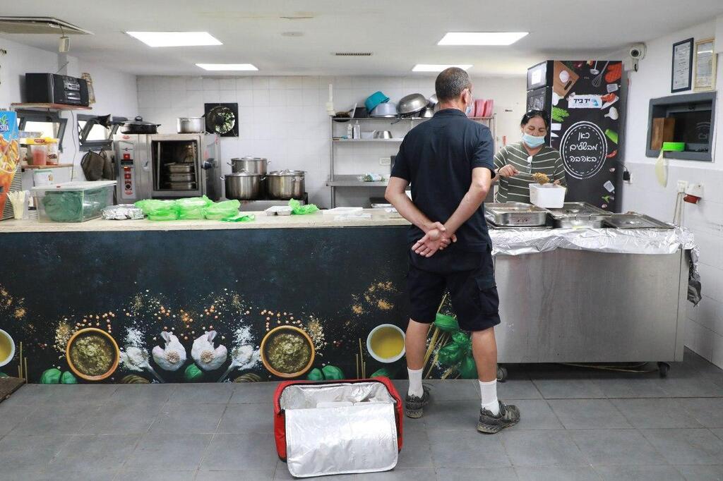 A soup kitchen in the central city of Lod (Photo: Dana Kopel) חלוקת מזון בעמותת יד ביד בלוד