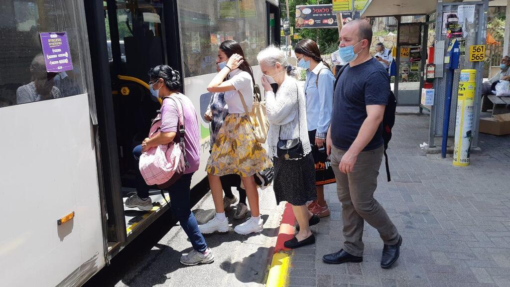 עולים לאוטובוס בבני ברק. ארכיון (צילום: עמית הובר) תחנת אוטובוס בז'בוטינסקי פינת רבי עקיבא בבני ברק