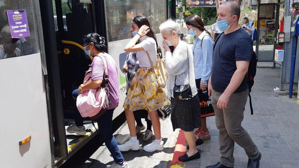 Israelis wear face masks as they board a public bus near Tel Aviv (Photo: Amit Huber) תחנת אוטובוס בז'בוטינסקי פינת רבי עקיבא בבני ברק