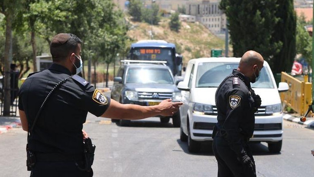The settlement of Beitar Illit was placed under full closure due to the spread of the virus (Photo: Amit Shabi) המונים "בורחים" מביתר עילית לפני תחילתו של הסגר
