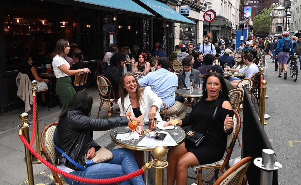מסעדה ב לונדון בריטניה נפתחו בתחילת יולי אחרי הגבלות ה קורונה