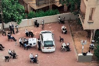 מתפללים בית כנסת מסיכות מסכות הגבלות קורונה בני ברק ישראל