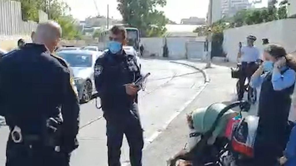 בתיה בת ה-13 מול השוטרים: מתוך התיעוד שחולל סערה (צילום: מוישי ליפשיץ) בת ה-13 ששתתה ברד בירושלים ועוכבה על ידי שוטרים מפני שלא עטתה מסכה
