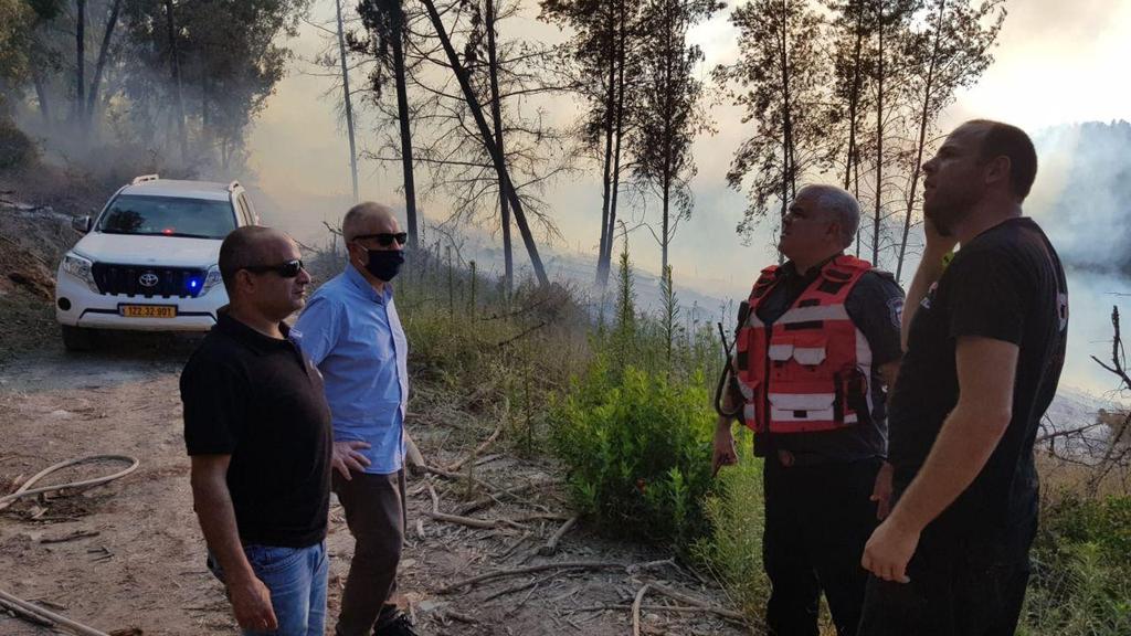 צילום: דוברות המועצה האזורית מגידו השריפה באזור מגידו: ראש המועצה איציק חולבסקי (שני משמאל) עם קציני הכיבוי