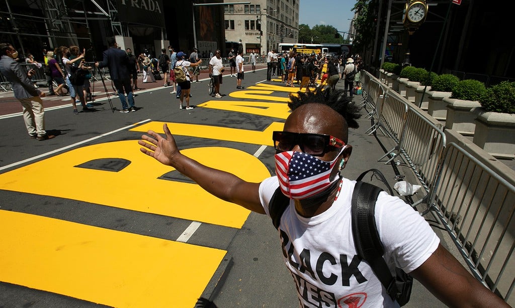 The words 'Black Lives Matter' are painted in front of Trump Tower in New York (Photo: AP) סיסמת המחאה Black Lives Matter מול מגדל טראמפ ב ניו יורק ארה"ב
