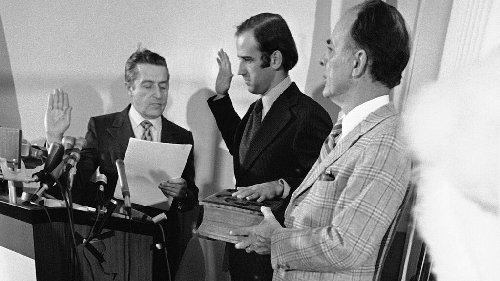 ההשבעה לסנאטור לצד מיטת בו ב-1972 (צילום: AP) ההשבעה לסנאטור לצד מיטת בו ב-1972