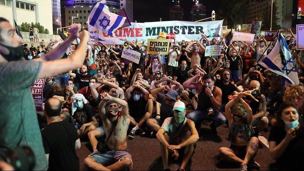 מפגינים בתל אביב (צילום: טל שחר) עימותים ועצורים אחרי ההפגנה: "זו מלחמה"