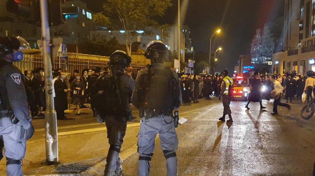 10 נעצרו בעימותים. המחאה בירושלים (צילום: משטרת ישראל) מפגינים הפגנה מחאה על הסגר רוממה קריית בעלזא ירושלים