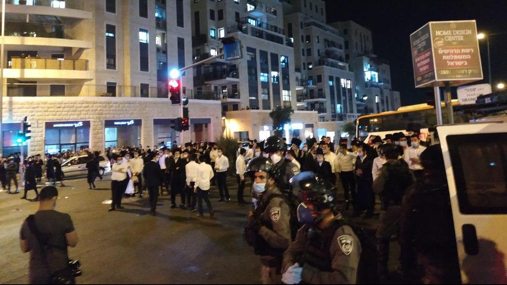 צילום: קבוצת מחאות בחרדים הקיצונים מפגינים הפגנה מחאה על הסגר רוממה קריית בעלזא ירושלים