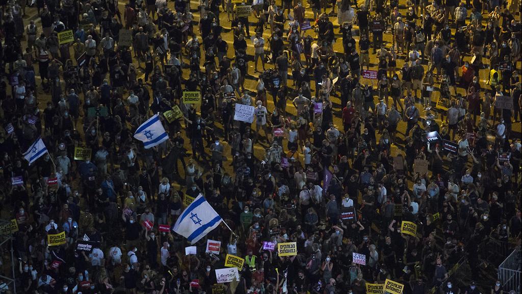 Thousands gathered in Tel Aviv on Saturday night to protest the government handling of the crisis
(Photo: Getty Images) עימותים ועצורים אחרי ההפגנה: "זו מלחמה"