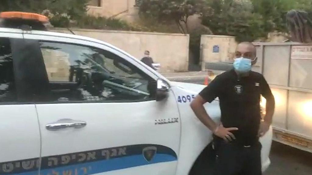 פקח שהגיע לפנות את הציוד (צילום: גיא הירשפלד) אגף האכיפה בעיריית ירושלים מפנה את המאהל והציוד של המפגינים נגד בנימין נתניהו ברחוב בלפור