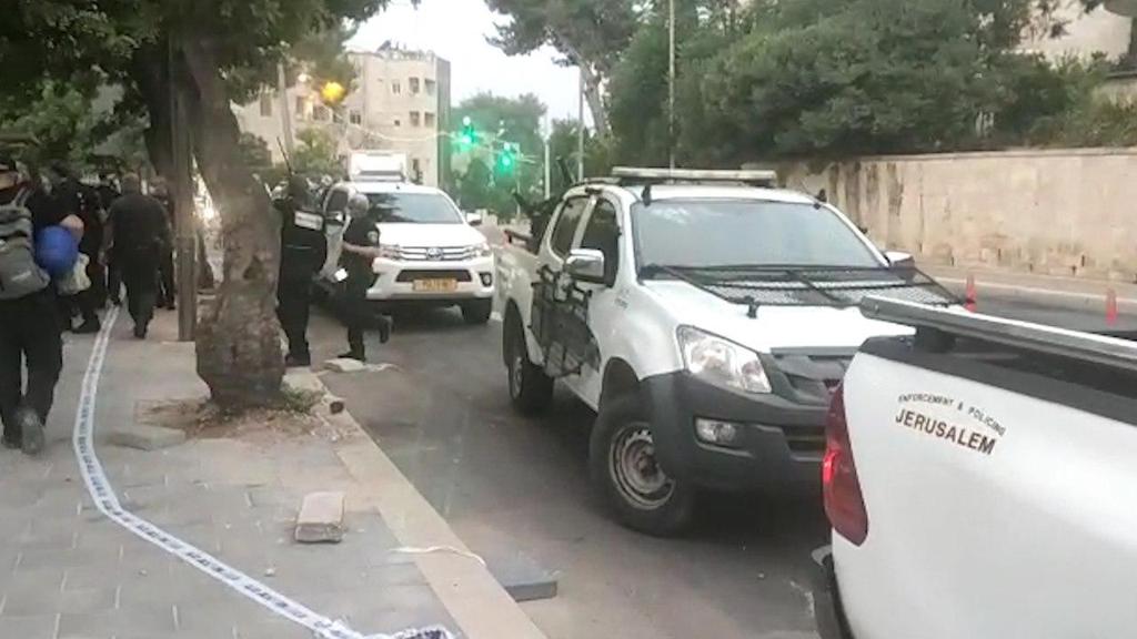 צילום: גיא הירשפלד אגף האכיפה בעיריית ירושלים מפנה את המאהל והציוד של המפגינים נגד בנימין נתניהו ברחוב בלפור