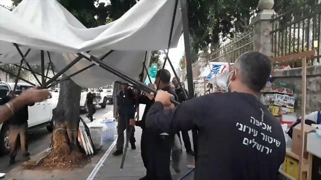 הפקחים מפרקים אגף האכיפה בעיריית ירושלים מפנה את המאהל והציוד של המפגינים נגד בנימין נתניהו ברחוב בלפור