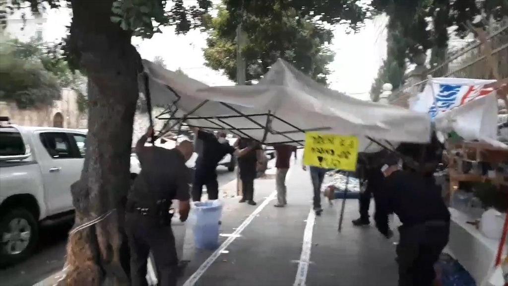 "לגזיבו יש אישורי עירייה" אגף האכיפה בעיריית ירושלים מפנה את המאהל והציוד של המפגינים נגד בנימין נתניהו ברחוב בלפור