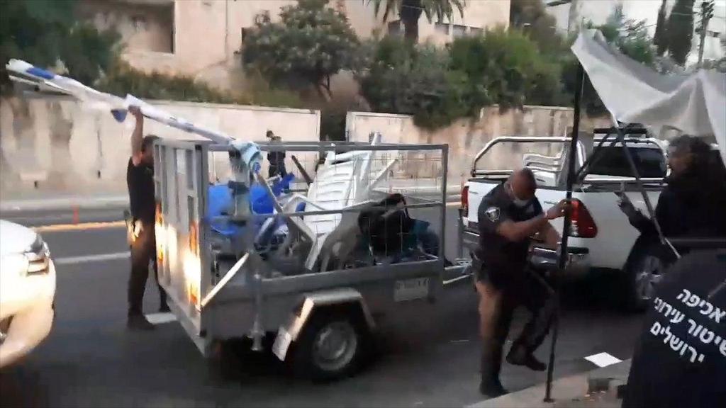 הציוד עולה לטנדרים של העירייה אגף האכיפה בעיריית ירושלים מפנה את המאהל והציוד של המפגינים נגד בנימין נתניהו ברחוב בלפור