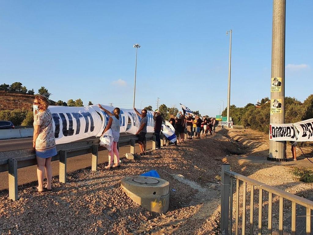 מחאת הדגלים השחורים בצומת שורש מחאת הדגלים השחורים בצומת שורש