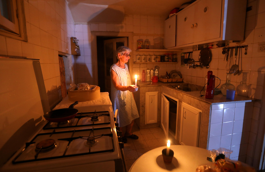 לבנון הפסקות חשמל מדליקים נרות סמירה חנה ביירות